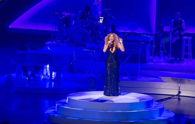 mariah carey sings Auld Lang Syne 